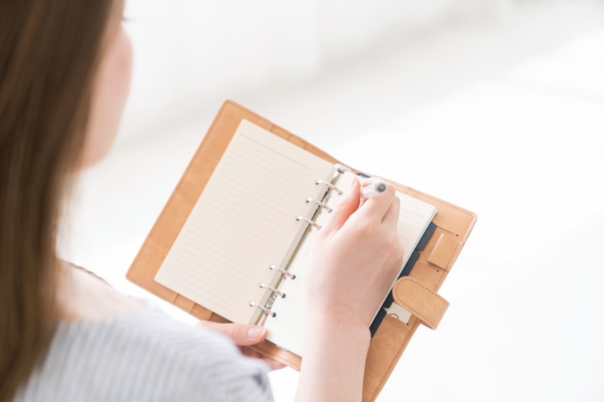 スケジュールを確認する女性